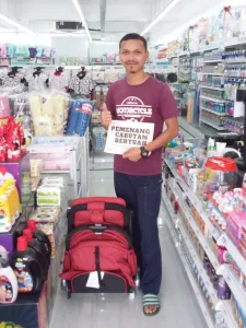 Gambar Pelajar Intern sedang bermesyuarat dan bertukar idea