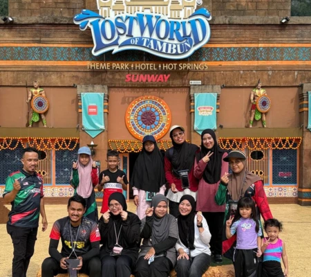 Gambar Pelajar Intern sedang bermesyuarat dan bertukar idea