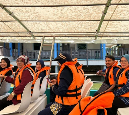 Gambar Pelajar Intern sedang bermesyuarat dan bertukar idea