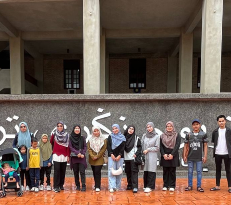 Gambar Pelajar Intern sedang bermesyuarat dan bertukar idea